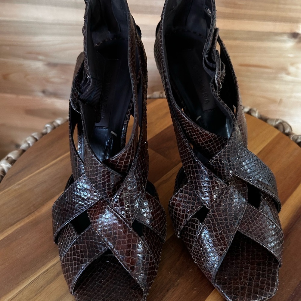 BCBGMAXZRIA Women's Brown leather Snakeskin Sandals preloved size 7.5 - Picture 2 of 9